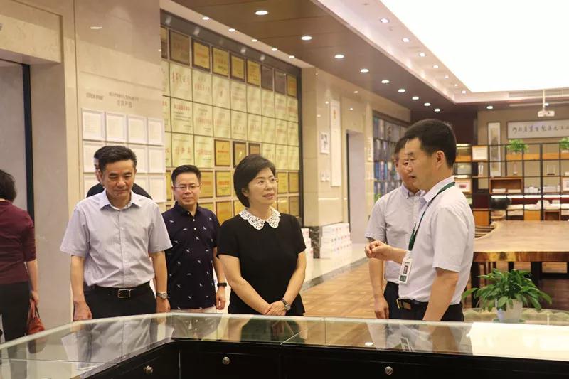 伊利康董事长_祥康集团董事长照片(3)